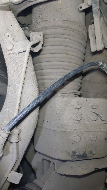 Проверка тормозных шлангов на Porsche Taycan.